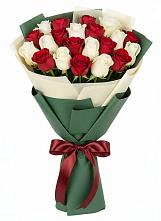 Букет Микс из красных и белых роз в Краасномайский