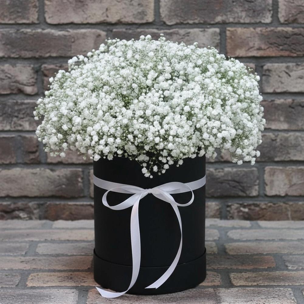 Цветочная композиция из Гипсофила в шляпной коробке в Краасномайский