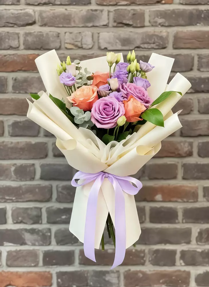 Букет цветов из: Лизиантусы и Розы в Краасномайский