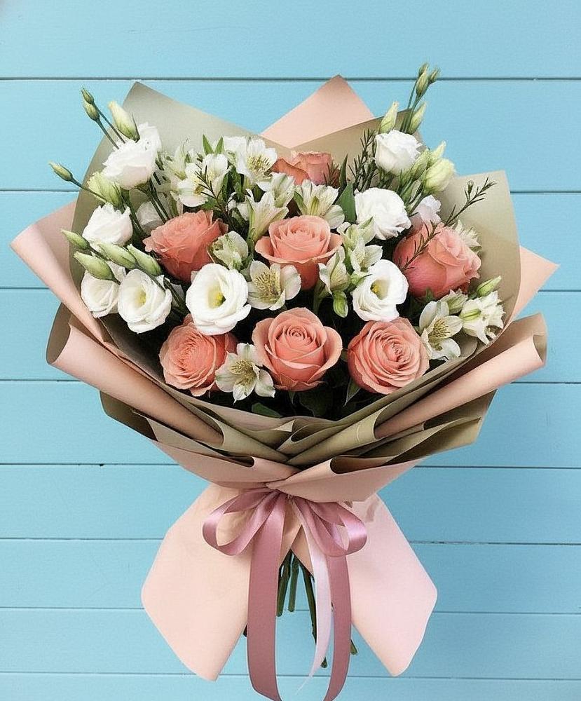 Букет цветов из: Розы, Альстромерии и Лизиантусы в Краасномайский