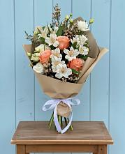 Букет цветов из:  Альстромерии, Лизиантусы, Розы и Хризантемы в Краасномайский