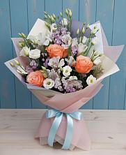 Букет цветов из:  Лизиантусы, Розы, Альстромерии и Гипсофила в Краасномайский