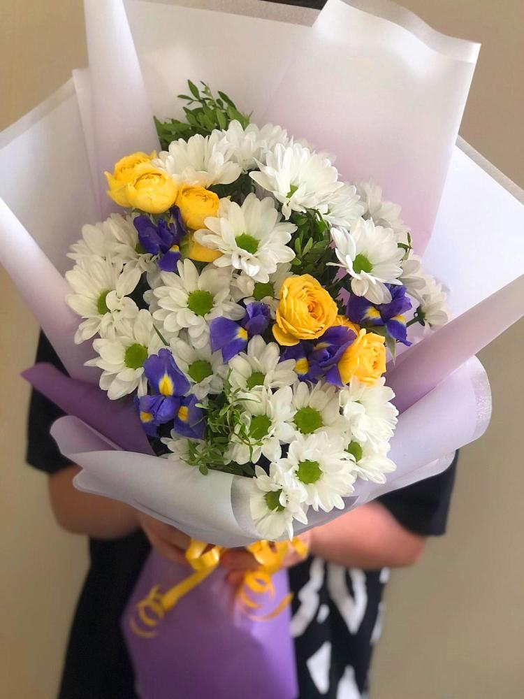 Букет цветов из: Ирисы, Хризантемы и Розы в Краасномайский