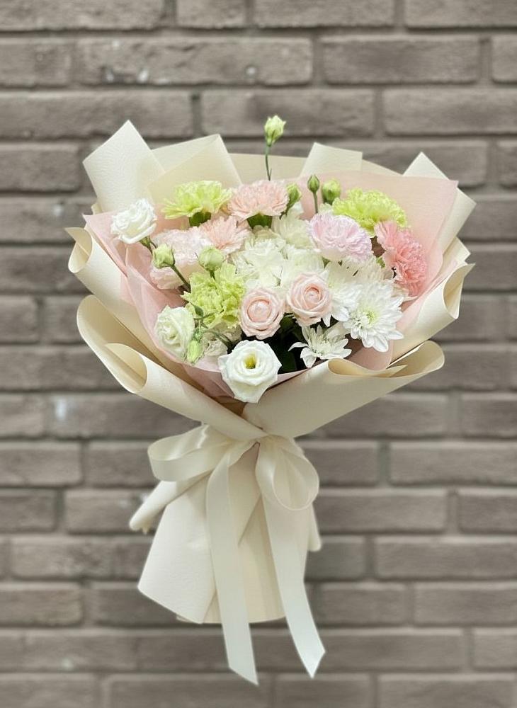 Букет цветов из: Гвоздики, Розы, Лизиантусы и Хризантемы в Краасномайский