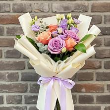 Букет цветов из:  Лизиантусы и Розы в Краасномайский