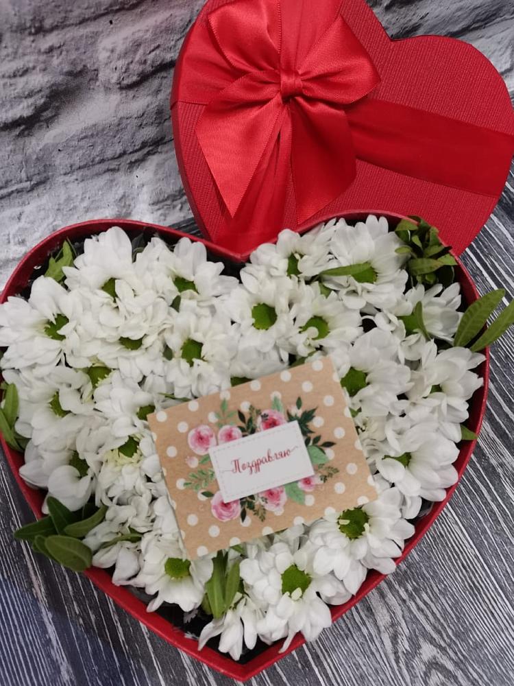 Цветочная композиция из Хризантемы в виде сердца в Краасномайский